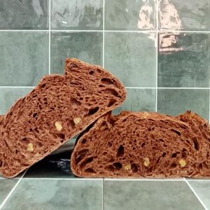 Pan artesanal de masa madre de cacao y avellanas de UP! Obrador en Cartagena