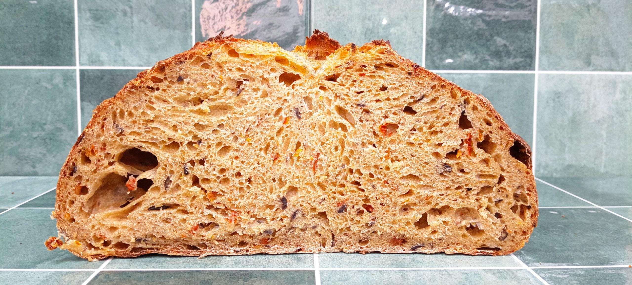 Pan con Aceitunas Negras, Tomate Seco y Ajo Asado (950 gr. aprox.)